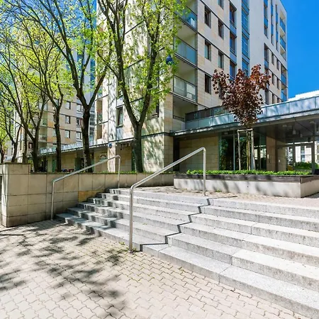 Mokotow Obrzezna By Renters * Warschau